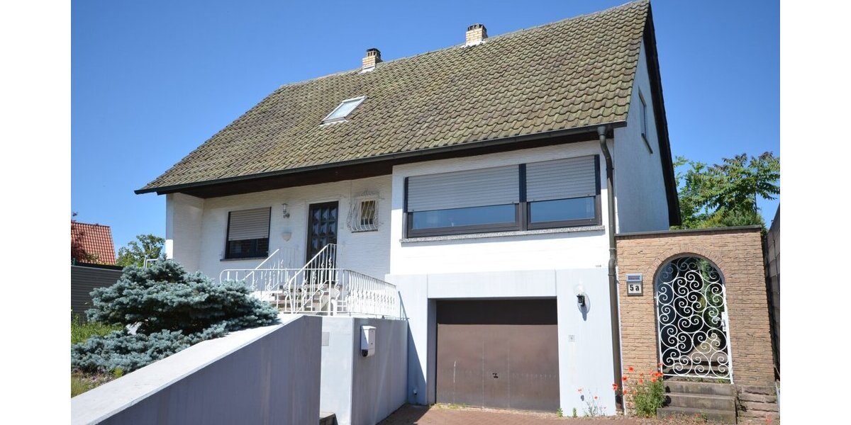 Haus mit seitlichen Zugang und Garage 